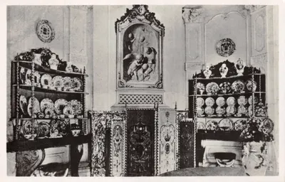 Salle à manger — intérieur richement décoré avec étagères de porcelaine et cheminée ornée — éditeur Weenenk & Snel, Den Haag