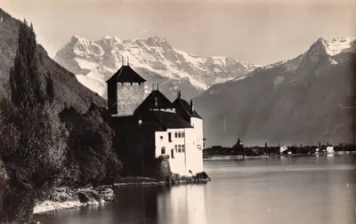 Château de Chillon — vue sur le lac Léman et les Dents du Midi — Édition Mont-Blanc-Léman