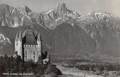 Thun. Schloss mit Stockhorn — château sur un promontoire avec le Stockhorn en arrière-plan — éditeur Photo Arthur Gaur, Oberhofen, Suisse