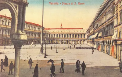 Venezia – Piazza di S. Marco — vue de la place avec les arcades et les pigeons, éditeur Robert Laffont