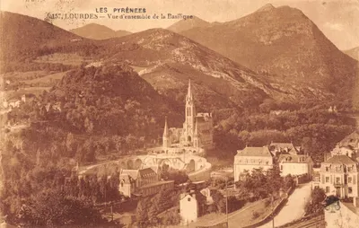 Lourdes — Vue ensemble de la Basilique — Éditeur IMPRIMÉ ILLUSTRÉ n°157
