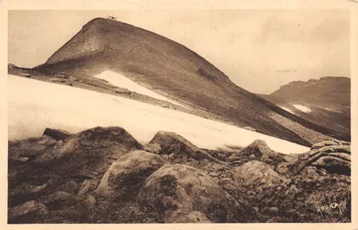Le Plomb du Cantal — sommet enneigé avec rochers au premier plan — éditeur ARORA