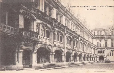 Château de PIERREFONDS — Cour d'honneur — Une Galerie