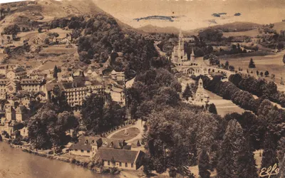 Lourdes — Vue panoramique sur le Calvaire et la Basilique — Éditions « Pyrénées-Océan »