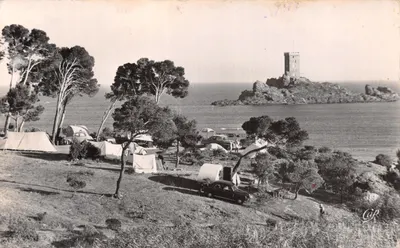 L'île d'Or et le camping du Dramont — vue de la tour de l'île d'Or — éditeur Cie des Arts Letellier - Paris