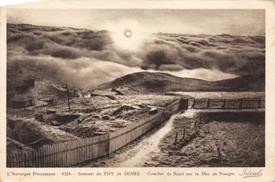 L'Auvergne Pittoresque — Sommet du Puy de Dôme — Coucher de Soleil sur la Mer de Nuages — Édition Idéal