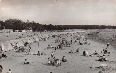 Plage de Saint-Georges-de-Didonne — scène de baignade avec tentes rayées — éditeur Tito
