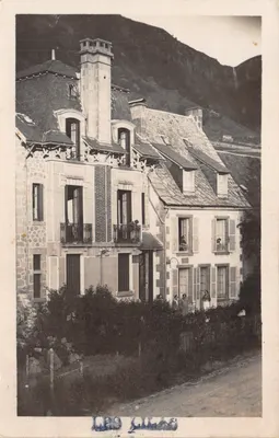Village alpin — maisons à toits de tuiles et balconnets — éditeur non identifié