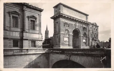 L'arc de triomphe à Montpellier — avec le clocher de Sainte-Anne en arrière-plan — éditeur Édouard Léon, Paris