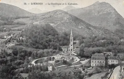 Lourdes — La Basilique et le Calvaire — Éditeur : Lourdes, n° 33