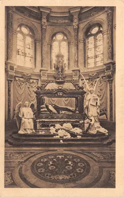 Chapelle et Châsse de la Béthérèse de l'Enfant-Jésus — statue miraculeuse de la Vierge du Sourire dans un édicule de marbre