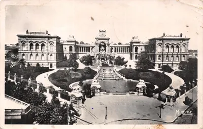 Marseille - Le Palais Longchamp — vue du jardin avec la fontaine centrale — éditeur MUREILLE
