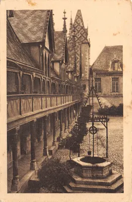 Hospice de Beaune — cour avec puits et bâtiment à colombages — Éditeur : Les Religieux de France