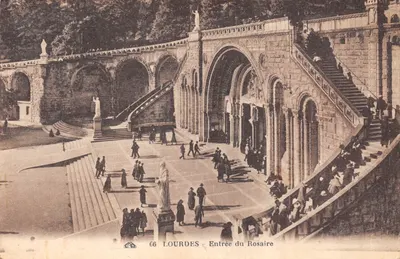 Lourdes — Entrée du Rosaire — éditeur : Alsaçienne des Arts Photographiques, Strasbourg