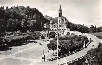 Lourdes — La Basilique et l'esplanade — Éditeur Edlux