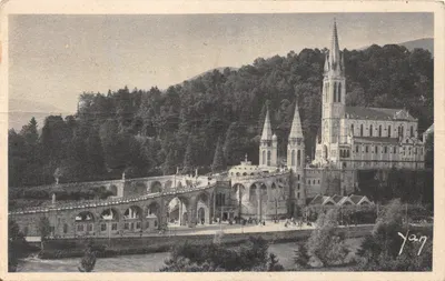 Lourdes — La Basilique et le Calvaire — Édition E. Quinault, Lourdes, n°20