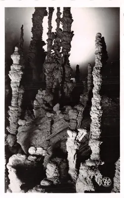 Aven d'Orgnac (Ardèche) — Groupe Stalagmitique (Détail) — Photo Albert Perret