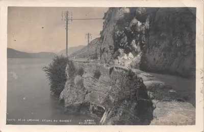 Route de la Corniche et Lac du Bourget — vue panoramique avec falaise et poteaux électriques — éditeur A. DROZ AIX-LES-BAINS