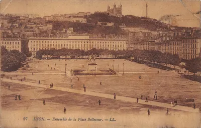 LYON. — Ensemble de la Place Bellecour. — LL. — N° 27