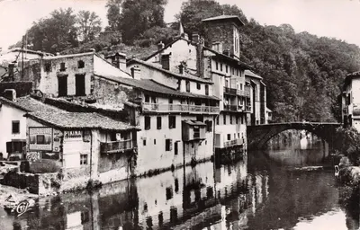 Vieilles maisons sur la Nive et le Pont d'Espagne — ST-JEAN-PIED-de-PORT — éditeur Cité des Arts Photomécanique