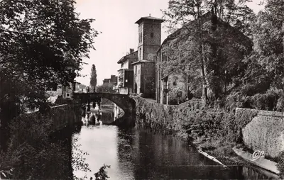 Saint-Jean-Pied-de-Port — L'église et la Nive — éditeur Cie des Arts Photomécaniques, Paris