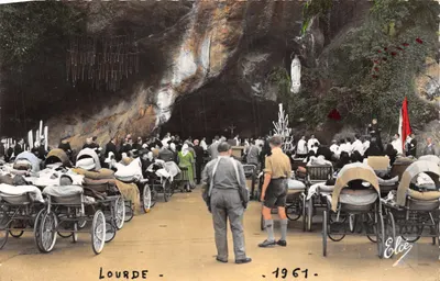 Lourdes — Pèlerinage devant la Grotte Miraculeuse — Éditeur Elcée, n° de série non visible