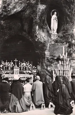 Grotte Miraculeuse de Lourdes — statue de Notre-Dame de Lourdes dans une cavité rocheuse, avec pèlerins en prière — Édition P. DOUCET, Cité Albert 1er, Lourdes