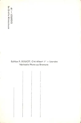 Grotte Miraculeuse de Lourdes — statue de Notre-Dame de Lourdes dans une cavité rocheuse, avec pèlerins en prière — Édition P. DOUCET, Cité Albert 1er, Lourdes — Verso