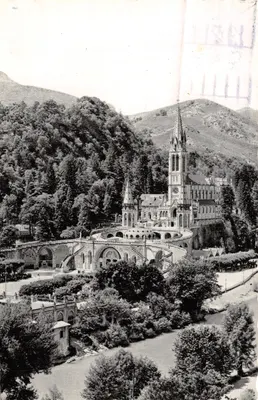 Lourdes — La Basilique et le Gave — Michelin, n°90