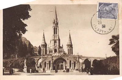 Lourdes — La Basilique vue de face — Édition des Grands Magasins, Lourdes, n°40