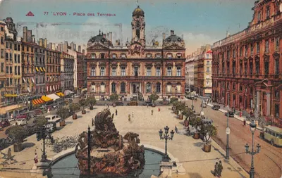 LYON - Place des Terreaux — Hôtel de Ville et fontaine centrale, éditeur ARB, n°77