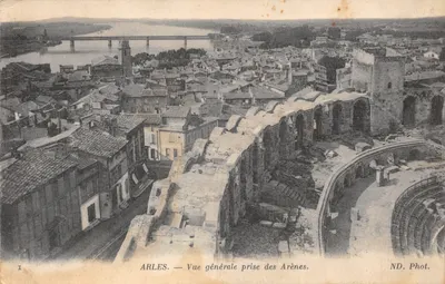 Arles — Vue générale prise des Arènes — ND. Phot