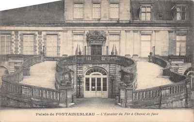 Palais de FONTAINEBLEAU — L'Escalier du Fer à Cheval de face — éditeur non visible