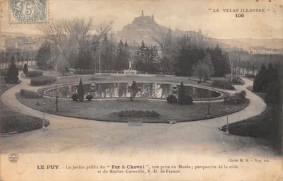 Le Puy - Le Jardin public du "Fer à Cheval", vue prise du Musée ; perspective de la ville et du Rocher Corneille, N.-D. de France — "LE VELAY ILLUSTRÉ" 106, éditeur M. B. Rep. int
