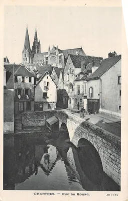 Chartres — Rue du Bourg avec la cathédrale en arrière-plan — éditeur J. BREHDION, n° JO-179