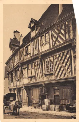 Chartres (Eure-et-Loir) — La Maison du Saumon, façade en colombage — éditeur Yvon, n°15