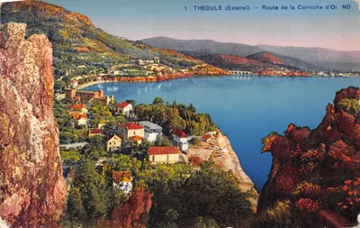 Théoule (Esterel) — Route de la Corniche d'Or, vue panoramique sur la mer et les falaises