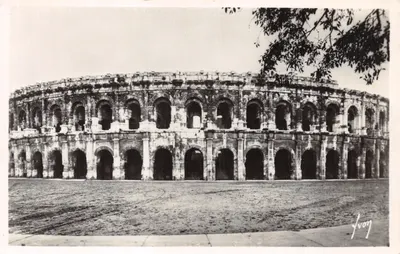 Les Arènes — amphithéâtre antique à Nîmes — éditeur YVON