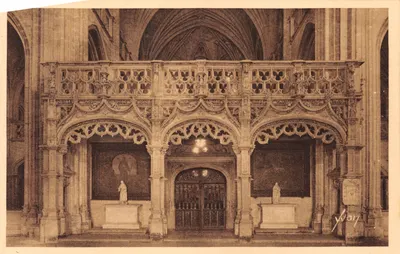 Bourg (Ain) — Église de Briou — intérieur avec tribune gothique et statues