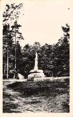 Abbaye de la Pierre-qui-Vire — monument à la croix de pierre dans un parc boisé — éditeur PRAY, n°10