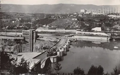 Génissiat (Ain) — Vue d'ensemble du barrage et bâtiment administratif — Photo Combier Mâcon