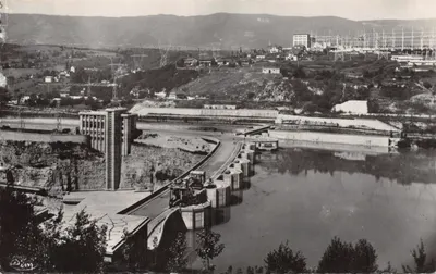 Génissiat (Ain) — Vue d'ensemble du barrage et bâtiment administratif — Éditeur : Photo Combier Mâcon