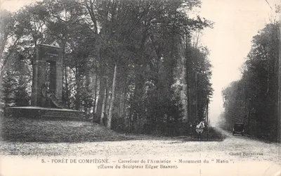 Forêt de Compiègne — Carrefour de l'Armistice — Monument du "Matin" — Œuvre du sculpteur Edgar Brandt
