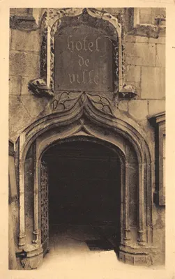 Hôtel de Ville — entrée gothique ornée d'un blason — éditeur : La Savoie à Aix-les-Bains