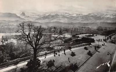 Vue panoramique de Pau — monts enneigés en arrière-plan — éditeur JOVE, Pau (B.P.)