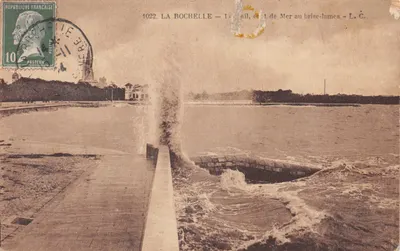 La Rochelle — Le trait, effet de Mer au brise-lames - L. C