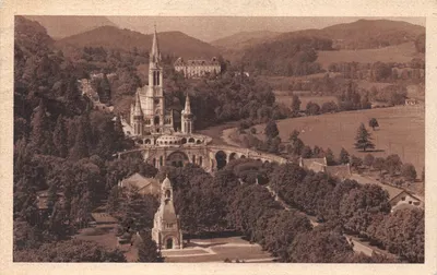 Lourdes — Monument aux Morts et la Basilique — Édition Palais du Rossaire