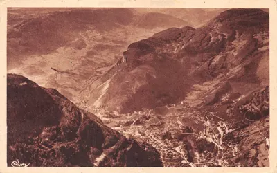 St-Clau de (Jura) — vue aérienne du village encaissé entre montagnes — éditeur Cimy