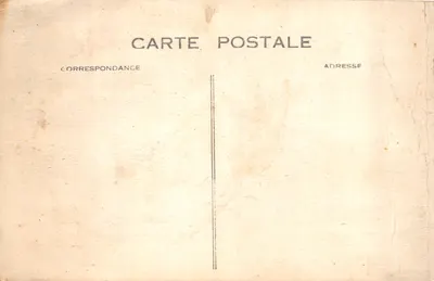 Castello di Barante — vista del cortile con una vecchia automobile — editore/stampatore non identificato — Verso