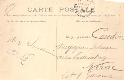 L'Hôtel de Ville — vue de l'édifice avec son clocher et sa façade ornée — éditeur non identifié — 裏面